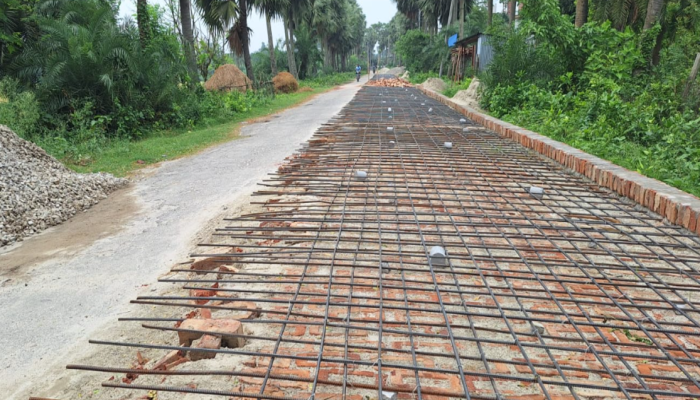 ​সান্তাহারে ৯ কোটি টাকা ব্যয়ে সাইলো সড়ক সংস্কার কাজে অনিয়ম, জনমনে অসন্তোষ