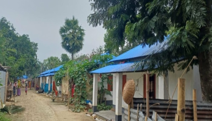 আশ্রয়ণ প্রকল্পের ঘর ভেঙে তৈরি পাঁকা ঘর বরাদ্ধে আত্নীয় করণ ও স্বজন প্রীতি