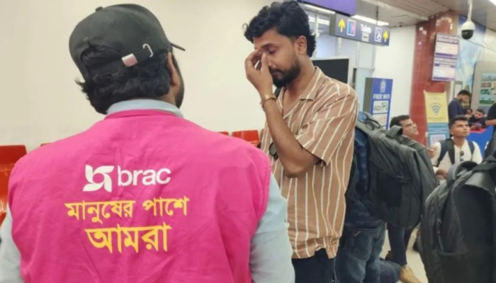 কম্বোডিয়ার বিভিন্ন সাইবার স্ক্যাম কম্পাউন্ড থেকে উদ্ধার ৩৭ জন বাংলাদেশি দেশে ফিরেছেন।