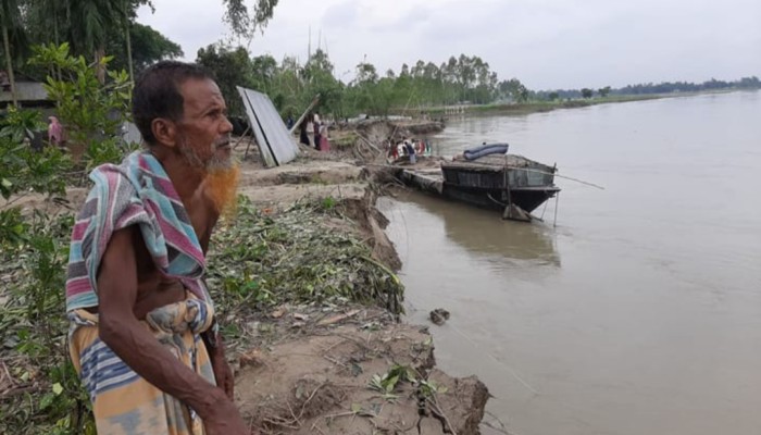 বর্ষার আগেই ব্রহ্মপুত্রের ভাঙ্গনে নদের গর্ভে বিলীন শতাধিক বসতভিটা