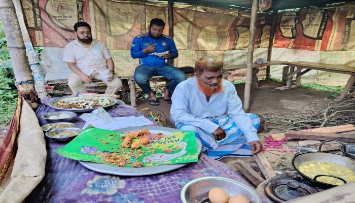 বাজেট বুঝি না, ডাল-ভাতের দামটা বুঝি”-রাস্তার ধারের ছাপড়ি দোকানে বসেই জীবনের গল্প বললেন ফাইজুল