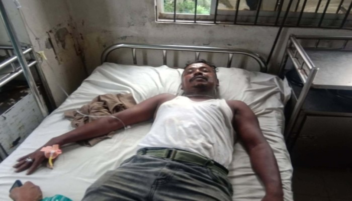 কয়রা উপজেলা স্বাস্থ্য কমপ্লেক্সে চিকিৎসা নিতে এসে হামলার শিকার স্বেচ্ছাসেবক দল নেতা