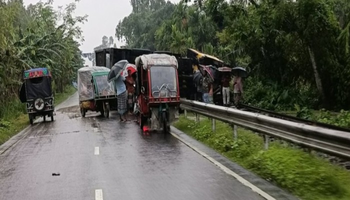 কুড়িগ্রামের রাজারহাটে বালুভর্তি ট্রাক উল্টে রেললাইন বন্ধ, কুড়িগ্রাম এক্সপ্রেসে যাত্রী দুর্ভোগ