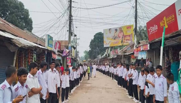 কুড়িগ্রামের উলিপুরে দ্রুত বাইপাস সড়কের নির্মান কাজ শুরুর দাবীতে মানববন্ধন
