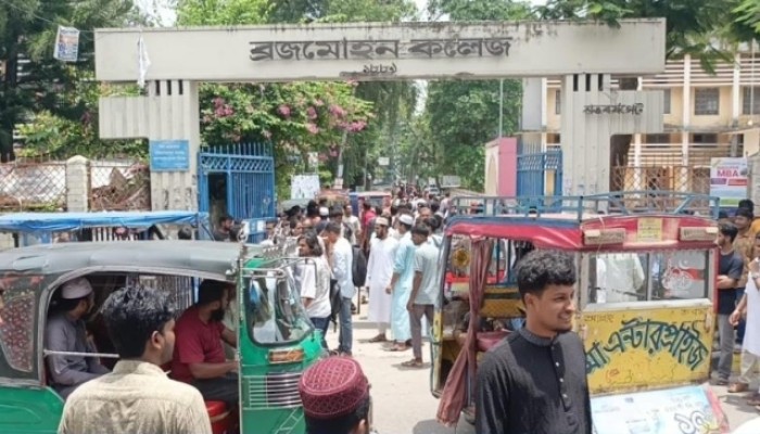 ভাড়া নৈরাজ্যের প্রতিবাদে শিক্ষার্থীদের সড়ক অবরোধ