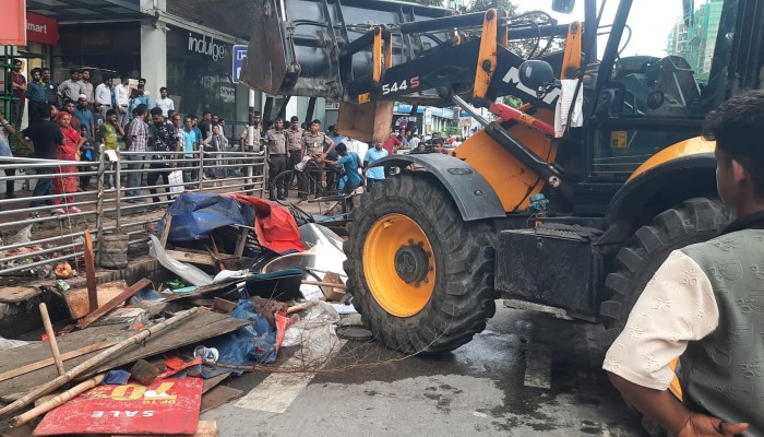 ধানমন্ডি কাকলি হাই স্কুল এলাকার বখাটেদের ছত্রভঙ্গ, অবৈধ স্থাপনা উচ্ছেদে ডিএসসিসির অভিযান