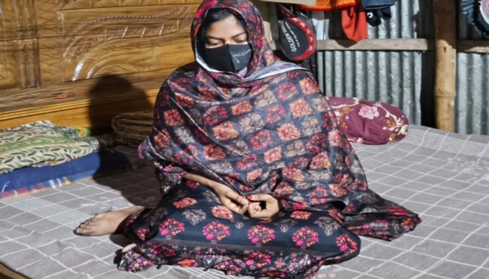 ব্রাহ্মণপাড়া বিয়ের দাবিতে প্রেমিকের বাড়িতে ছাত্রীর অনশন, এলাকা জুড়ে তোলপাড়