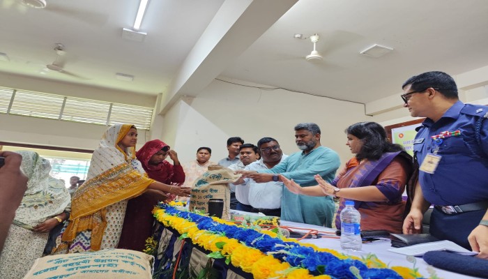 বদলগাছীতে  প্রান্তিক কৃষকদের   মাঝে বিনামূল্যে বীজ-সার ও কৃষি উপকরণ বিতরণ