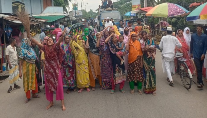 বিএম কলেজ ছাত্রদলের সম্পাদকসহ তার সহযোগিদের গ্রেপ্তারের দাবিতে ঝাড়ু মিছিল