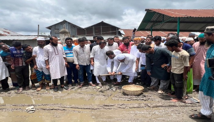 বাউফলে সড়ক সংস্কারের উদ্বোধন, নদীভাঙন এলাকা পরিদর্শন ও ফুটবল বিতরণ করলেন ড. মাসুদ এমপি