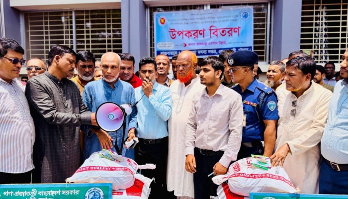 বোয়ালখালীতে মৎস্যচাষীদের উপকরণ বিতরণ