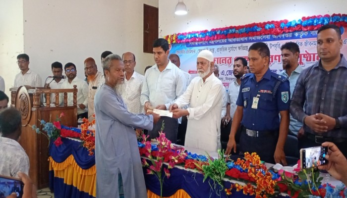 ফুলবাড়ীতে মাদ্রাসা, শিক্ষার্থী ও দুর্যোগে ক্ষতিগ্রস্তদের মাঝে অনুদান বিতরণ