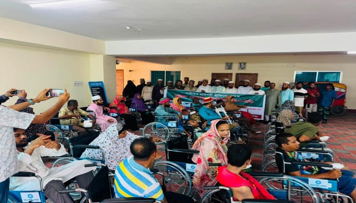 কসবায় ২৫ জন শারীরিক প্রতিবন্ধীর মাঝে হুইল চেয়ার বিতরণ করলো আতাউর