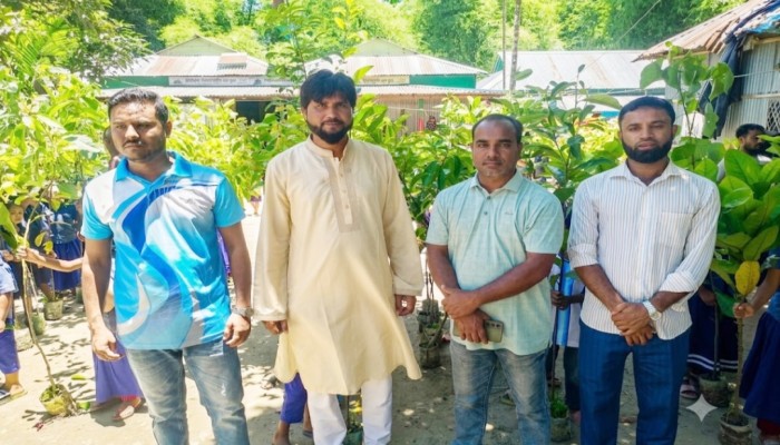 গৌরীপুরে শিক্ষার্থীদের মাঝে ফলজ, বনজ ও ঔষধি গাছের চারা বিতরণ