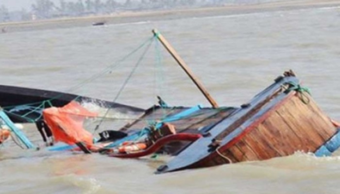 বঙ্গোপসাগরে ফিশিং ট্রলার ডুবিতে ৬ জেলে নিখোঁজ