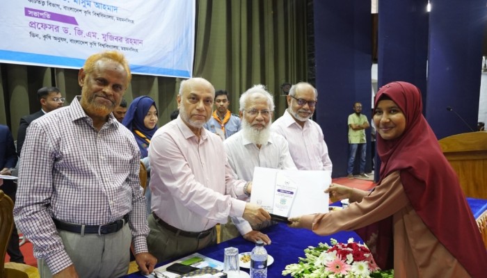বাকৃবির কৃষি অনুষদের ১২ শিক্ষার্থী পেলেন ডিনস অ্যাওয়ার্ড
