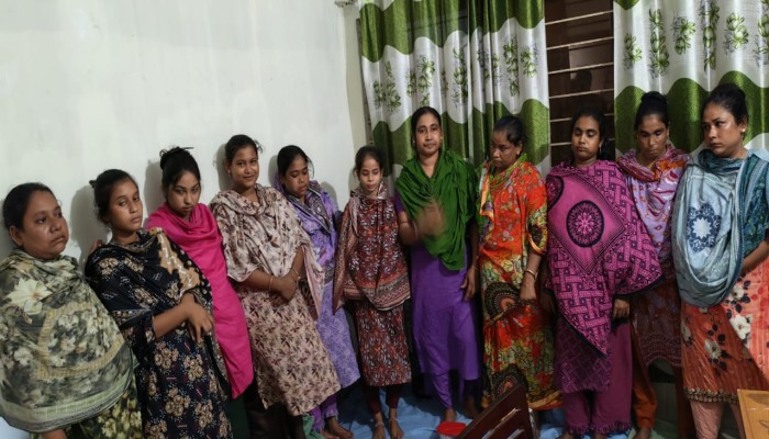 সলঙ্গা থানা পুলিশের হাতে আন্ত:জেলা ছিনতাইকারী ১১নারী সদস্য আটক