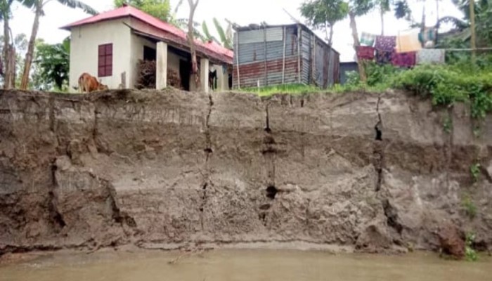 ব্রহ্মপুত্রের ভয়াল ভাঙনে রৌমারীতে ১৬০ পরিবার নিঃস্ব, স্থায়ী তীর সংরক্ষণের দাবি স্থানীয়দের