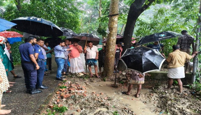 বোয়ালখালীতে পানি বন্দী ২শ পরিবারকে রক্ষা করলেন ইউএনও