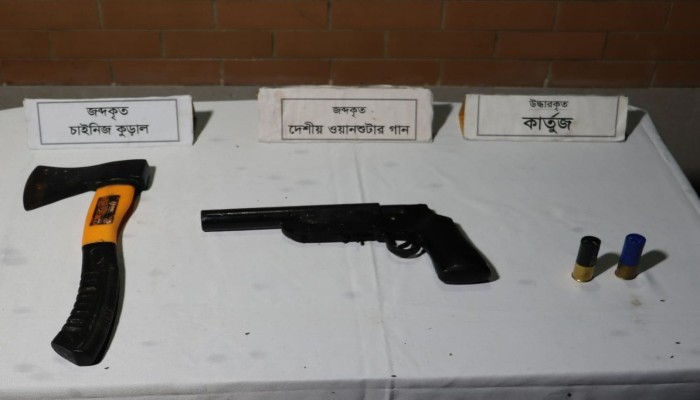 খুলনার দুর্ধর্ষ ডাকাত "খবির বাহিনীর" প্রধান খবির মোল্লাকে অস্ত্র ও গুলিসহ গ্রেফতার করেছে র‍্যাব-৬, স্পেশাল কোম্পানির আভিযানিক দল