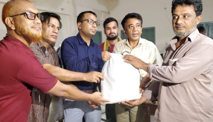 নাইক্ষ্যংছড়ি সদর ও বাইশারীতে ব্র্যাক মাইক্রোফিন্যান্স ও উপজেলা প্রশাসনের যৌথ উদ্যোগে ত্রাণ বিতরণ