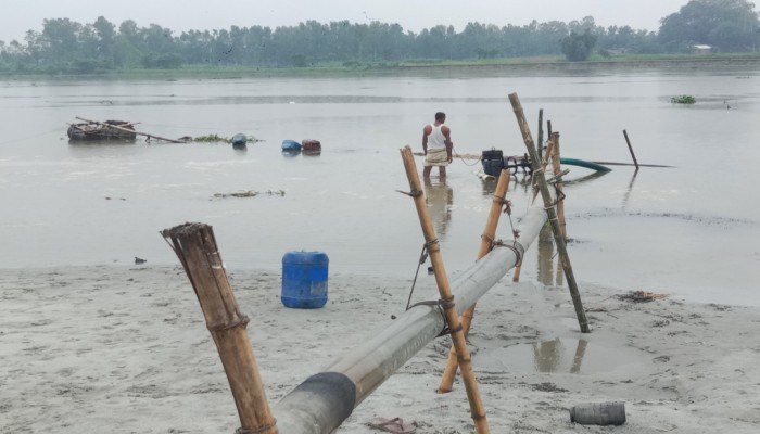 বদরগঞ্জে যমুনেশ্বরী নদীর বালু ও পাড়ের মাটি লুট, অসহায় উপজেলা প্রশাসন