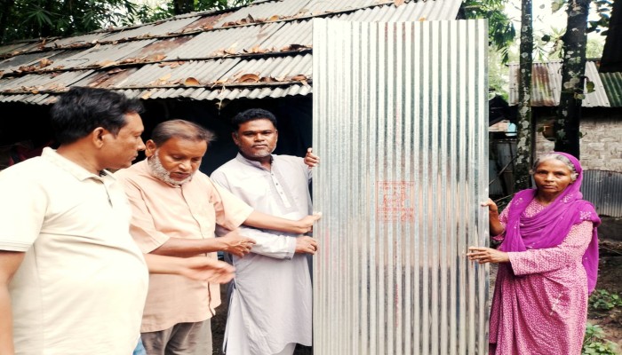 পঞ্চগড় ১ নং অমর খানা ইউনিয়ন অসহায় মানুষের পাশে আবু মাযেদ সরকার মুকুট ।