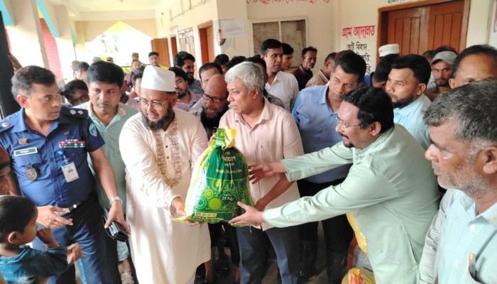 বাঁশখালীতে বন্যার্তদের পাশে সরকার: প্রতিমন্ত্রী ও জেলা প্রশাসকের উপস্থিতিতে ত্রাণ বিতরণ, নিহত দুই শিশুর পরিবারকে আর্থিক সহায়তা