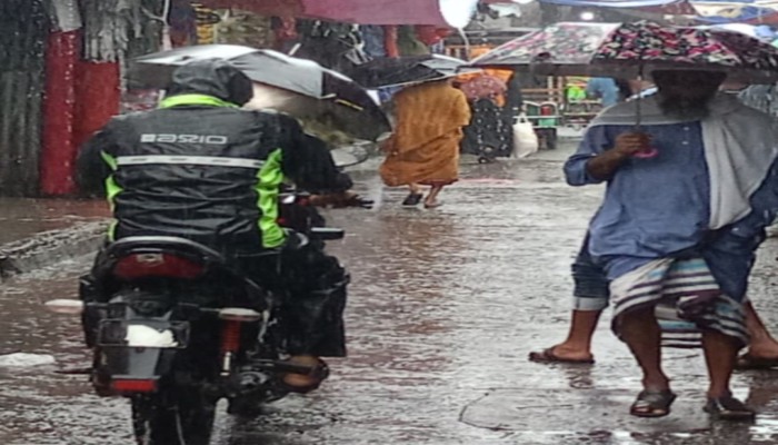 টানা বৃষ্টিতে কাউখালীতে জনজীবন বিপর্যস্ত, কর্মহীন রিকশাচালক-দিনমজুর, দুর্ভোগে এইচএসসি পরীক্ষার্থীরা