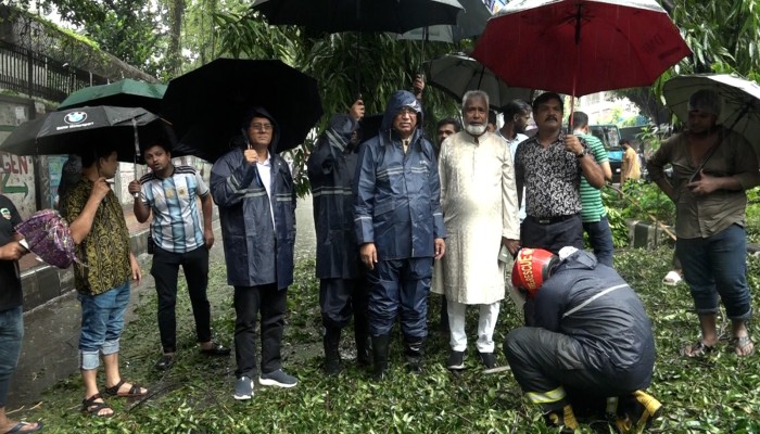 টানা বর্ষণে জলজটে বিপর্যস্ত রাজধানী, পানি নামাতে ভোর থেকেই মাঠে ডিএসসি‌সি