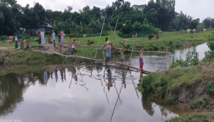 ‎একটি ছোট্ট সেতুর অপেক্ষায় কয়েক গ্রামের মানুষ, স্বাধীনতার পরও সাঁকোই ভরসা