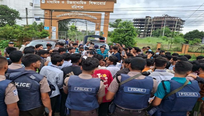 শিক্ষামন্ত্রীর পদত্যাগের দাবিতে বরিশালে মহাসড়ক অবরোধ করে শিক্ষার্থীদের বিক্ষোভ