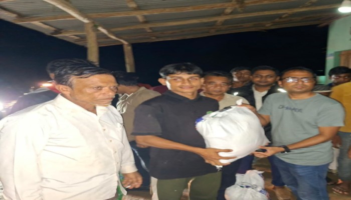 নাইক্ষ্যংছড়িতে  সপ্তাহ ব্যপি টানা বৃষ্টিতে  ভেনে ছড়ে  ক্ষতিগ্রস্ত সেতুর মেরামত কাজ  পরিদর্শন করে
