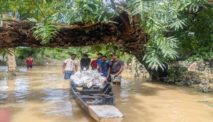 কুবি'র চট্টগ্রাম স্টুডেন্টস ওয়েলফেয়ার অ্যাসোসিয়েশনের উদ্যোগে বন্যার্তদের মাঝে ত্রাণসামগ্রী বিতরণ