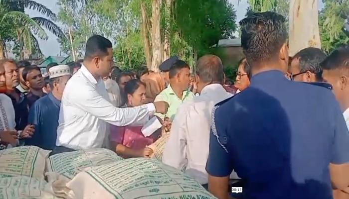নদী ভাঙ্গন এলাকা পরিদর্শন করলেন বিভাগীয় কমিশনার হুমায়ুন কবির
