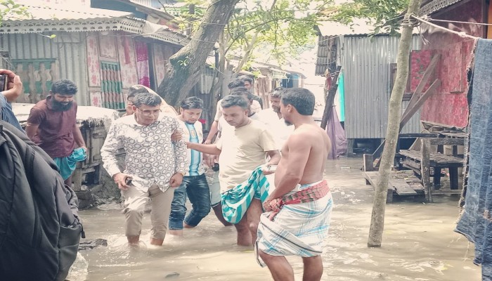 গলাচিপা পৌরসভার পানিবন্দী মানুষের খোঁজখবর নিলেন  ইখতিয়ার রহমান কবির
