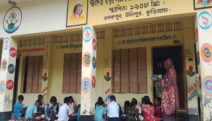কুড়িগ্রামে ঝুঁকিপূর্ণ স্কুল ভবনে ৪ বছর ধরে বারান্দাতেই চলছে পাঠদান