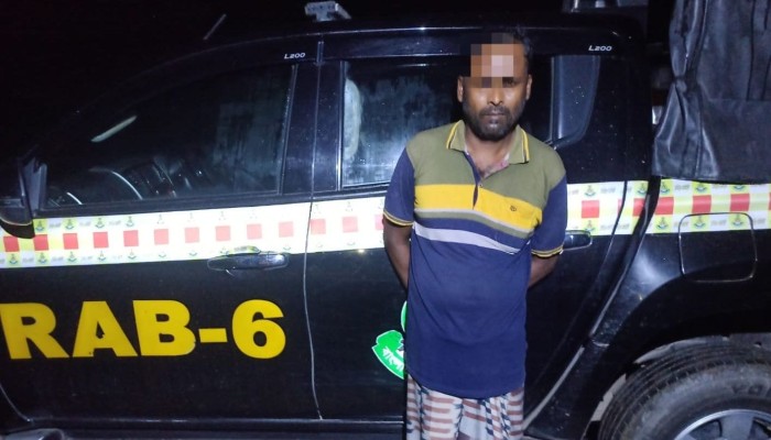 দিঘলিয়ায় ট্রাক চাপায় তিনজন মোটর সাইকেল আরোহী নিহতের ঘটনায় মামলা রুজুর ২৪ ঘণ্টার মধ্যে ঘাতক ট্রাক চালক তরিকুলকে গ্রেফতার করেছে র‍্যাব-৬