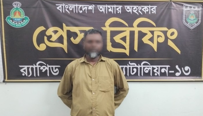লালমনিরহাটের হাতীবান্ধায় ১৩০ বোতল ফেয়ারডিলসহ একজন মাদক ব‌্যবসায়ী‌কে গ্রেফতার করেছে র‌্যাব-১৩