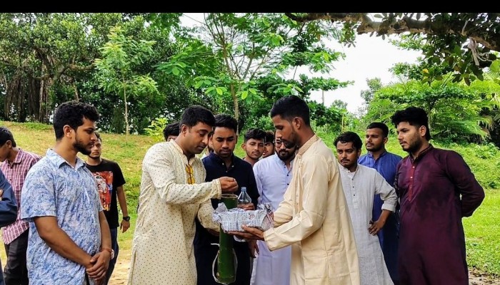 জুলাই শহীদদের স্মরণে পাখিদের মাঝে খাদ্য ও পানি বিতরণ কুবি ছাত্রদলের