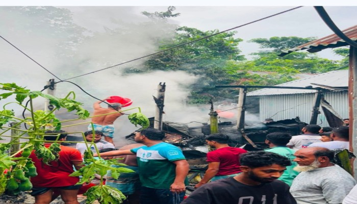 ব্রাহ্মণপাড়া শর্টসার্কিটের আগুনে পুড়ে ছাই কৃষকের বসতঘর, ১০ লাখ টাকার ক্ষতি