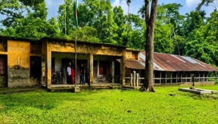 ১১ শিক্ষকের ১১ শিক্ষার্থীর স্কুলের পাস করা একমাত্র শিক্ষার্থীর নাম জানেন না প্রধান শিক্ষক !