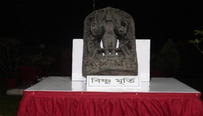 দিনাজপুরে র‍্যাব, বিজিবি ও উপজেলা প্রশাসনের যৌথ অভিযানে কালো পাথরের ১টি  বিষ্ণুমূর্তি উদ্ধারসহ ১ জন গ্রেফতার