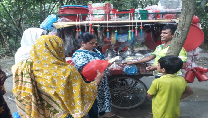 বুড়িচংয়ে  ভাসমান  দোকানে একদামে নিত্য প্রয়োজনীয় সামগ্রী   বিক্রি নারী ক্রেতাদের উপচে পড়া ভিড়