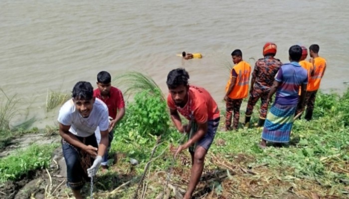 কুষ্টিয়ায় বালু বোঝাই ট্রলি পিছলে পদ্মায়, এক শিশু নিখোঁজ