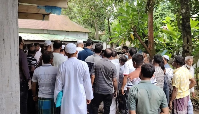 কালীগঞ্জে রাতের আঁধারে বাড়িতে ঢুকে হামলা, প্রাণ গেল গৃহবধূর: বাবা-মেয়ে আহত