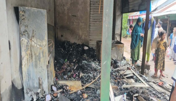 ব্রাহ্মণপাড়ায় মধ্যরাতে আ'গুনে পু'ড়ল ৫ দোকান, ক্ষ'য়ক্ষ'তি ৫০ লাখ টাকা