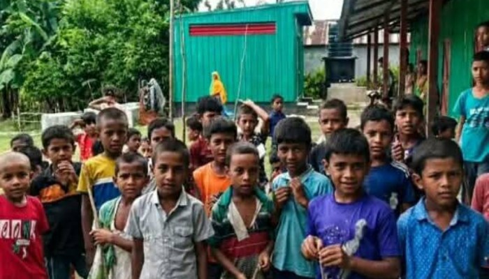 কুড়িগ্রামে লাঠি হাতে আন্দোলনে সরকারি প্রাথমিক বিদ্যালয়ের শিশু শিক্ষার্থীরা