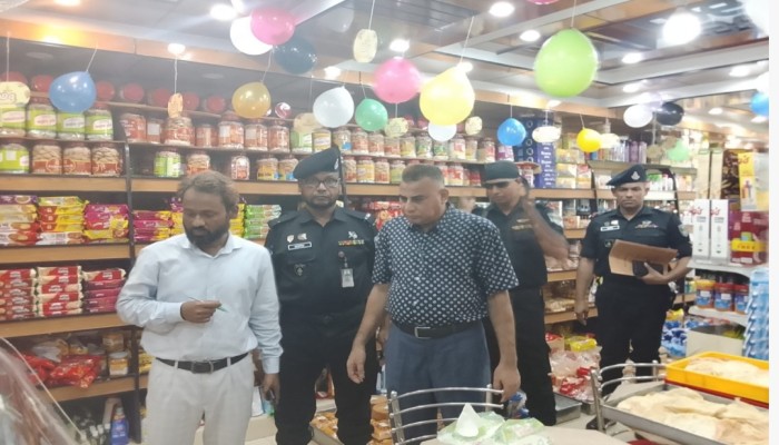 র‌্যাব-৯ ও ভো'ক্তা অধিকার সংরক্ষণ অধিদপ্তরের যৌথ অ'ভিযানে মৌলভীবাজারে পণ্যের মূল্য তালিকা প্রদর্শিত না রাখা এবং নকল পণ্য রাখার দায়ে ০৩টি প্রতিষ্ঠানকে ৩৯ হাজার জ'রিমানা