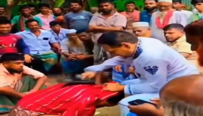 ব্রাহ্মণপাড়ায় সা'লিশে নারীকে জু'তাপে'টা করলেন ইউপি চেয়ারম্যান, ভিডিও ভাইরাল